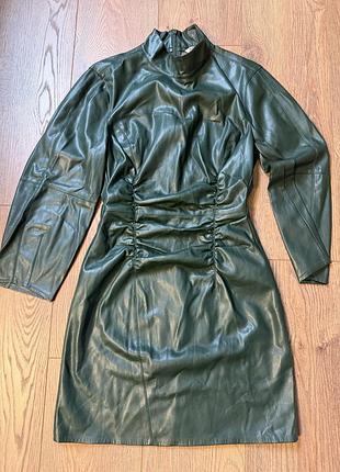 Коротка сукня zara жіноча темно-зелена з екошкіри розмір xs