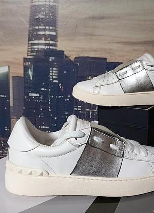 Женские кожаные кеды valentino garavani в белом цвете с металлизированными серебристыми вставками. размер 35, длина стельки 22.5 см. (made in italy).