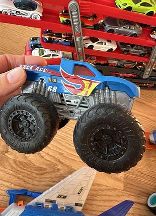 Hot wheels хот вилс монстер трак с большими колесами кнопкой световым и звуковым эффектами