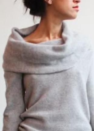 М'який сірий светр із об'ємним коміром-хомутом (cowl neck)