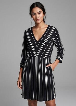 Стильна сукня в полоску від h&m з кишенями — розмір m