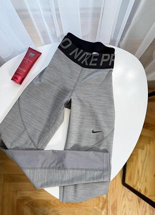 Сірі спортивні лосини nike pro