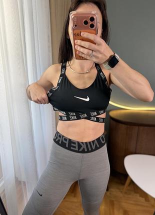 Чорний спортивний топ nike 6