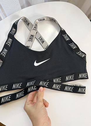 Чорний спортивний топ nike 8