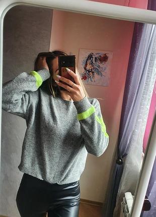 Светр з акцентними рукавами 3