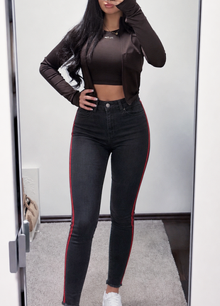 Джинси жіночі чорні 🔥 червоні смуги, бахрома по низу 🖤 denim co primark ✨ скіні, стрейч, висока посадка 📏s-m 🛒 облягаючі з лампасами, вузькі штани
