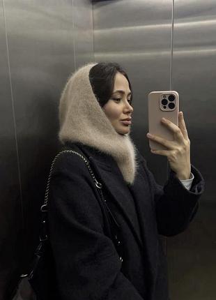 Жіночий в'язаний капор з ангори бежевого кольору