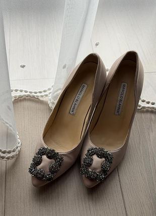 Жіночі туфлі-човники manolo blahnik бежеві зі стразами