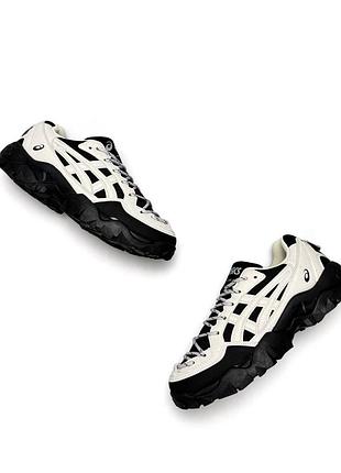 Asics gel-pickax white on black