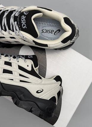 Asics gel-pickax white on black