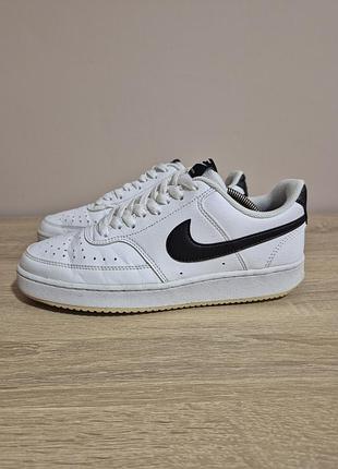 Кросівки nike.