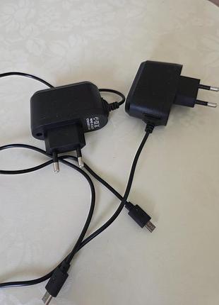 Чорний зарядний пристрій із кабелем і роз’ємом micro-usb для підключення до розетки.