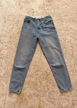 Джинси жіночі mom, calvin klein jeans голубого кольору s (26/36) розмір