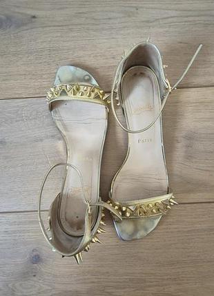 Жіночі босоніжки christian louboutin золотисті з шипами