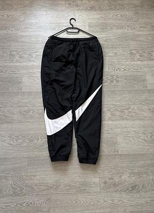 Спортивні штани nike джогери чорні з великим логотипом swoosh