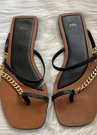 Кожаные сандалии zara с золотыми цепочками (размер 39)