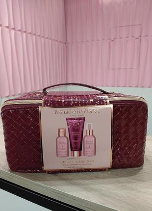 Подарунковий набір baylis & harding wild cherry & vanilla luxury wash bag gift set.