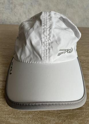 Спортивна кепка унісекс 2xu run cap білого кольору