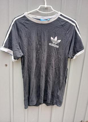 Мужская футболка adidas.