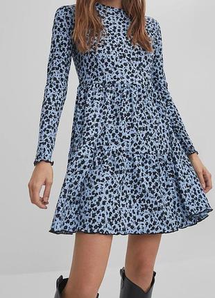 Коротка жіноча сукня bershka блакитна з квітковим принтом, розмір xs