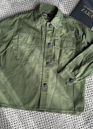 Стильна куртка-сорочка zara кольору хакі з заклепками та кристалами