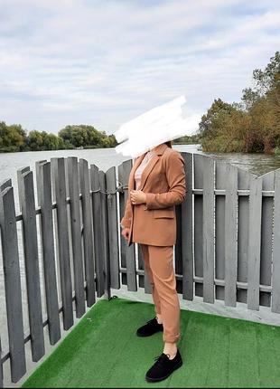 Жіночий брючний костюм двійка карамельно-коричневий