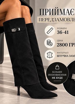 Чоботи жіночі чорні зі штучної замші з ремінцем на підборах 7,5 см