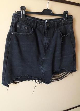 Черная джинсовая юбка с рваностями необработаным краем с потёртостями6 фото