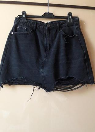 Черная джинсовая юбка с рваностями необработаным краем с потёртостями7 фото
