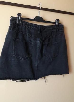 Черная джинсовая юбка с рваностями необработаным краем с потёртостями8 фото