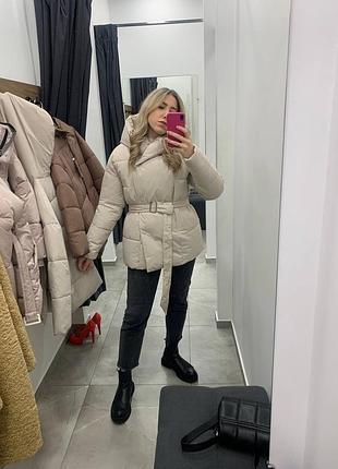 Жіночий короткий пуховик бежевий з капюшоном та поясом