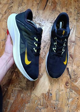 Оригінальні бігові кросівки nike quest 3 (а артикул чорно-золотистого забарвлення зазвичай відповідає моделі cd0230-005