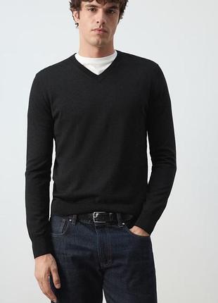 Трендовый мужской пуловер uniqlo с v-образным вырезом (100% extra fine merino wool)размер м