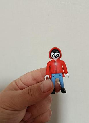 Колекційна фігурка kinder surprise playmobil персонаж у червоній толстовці