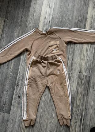 Спортивний костюм adidas для дітей 3-4 роки бежевий