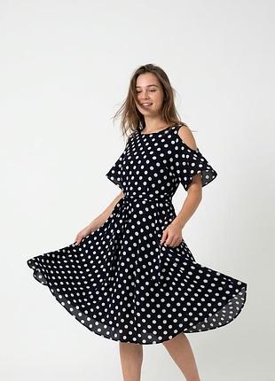 Женское черное платье миди в белый горошек m&co с открытыми плечами с поясом расклешенное воздушное нарядное горох клеш приталенное длинное