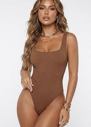 Боди в рубчик prettylittlething коричневий