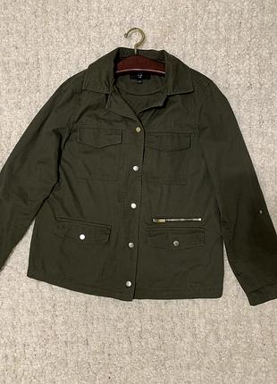 Продам стильну жіночу куртку-жакет у стилі мілітарі (карго/field jacket) кольору хакі.
