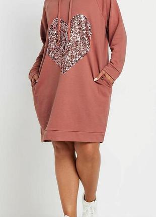 Худі-сукня yours clothing подовжене з капюшоном та декором у формі серця.