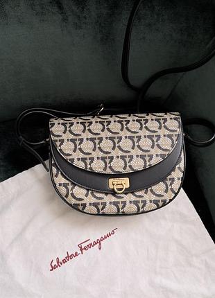 Жіноча сумка salvatore ferragamo через плече сідло бежево-чорна