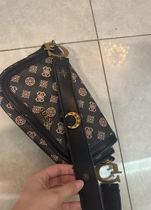 Жіноча сумка guess багет через плече з монограмним принтом( є ще довгий ремінець в комплекті)