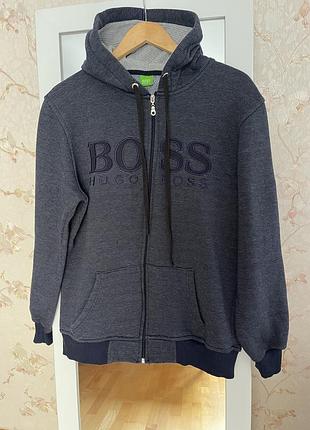 Темно-синя чоловіча толстовка на блискавці з капюшоном від бренду hugo boss з великим логотипом на грудях.