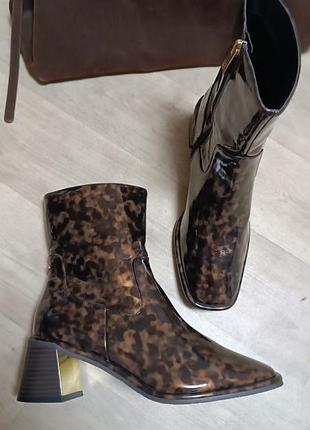 Стильные лаковые ботильоны с эффектом черепахового панцыря river island шоколадного цвета 6