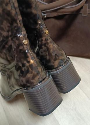 Стильные лаковые ботильоны с эффектом черепахового панцыря river island шоколадного цвета 7