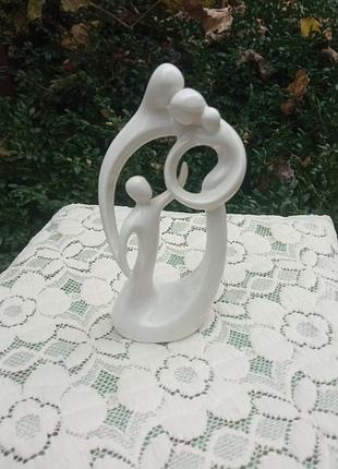 Статуэтка м y family от enesco ,из тонкого фарфора в отличном состоянии