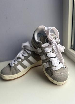 Серые замшевые кроссовки adidas