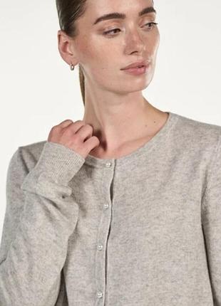 Кардиган (кофта на ґудзиках)  сірого меланжевого кольору з круглим вирізом.