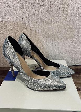 Сяючі сріблясті туфлі-човники spagna fashion в стразах (р. 37)