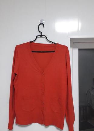 Vero moda
42/xl/50
кораловий жіночий кардиган на ґудзиках з кишенями  ,v подібний виріз горловини
бавовна , віскоза, нейлон
хороший стан