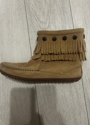 Чоботи жіночі minnetonka замшеві низькі з бахромою бежеві